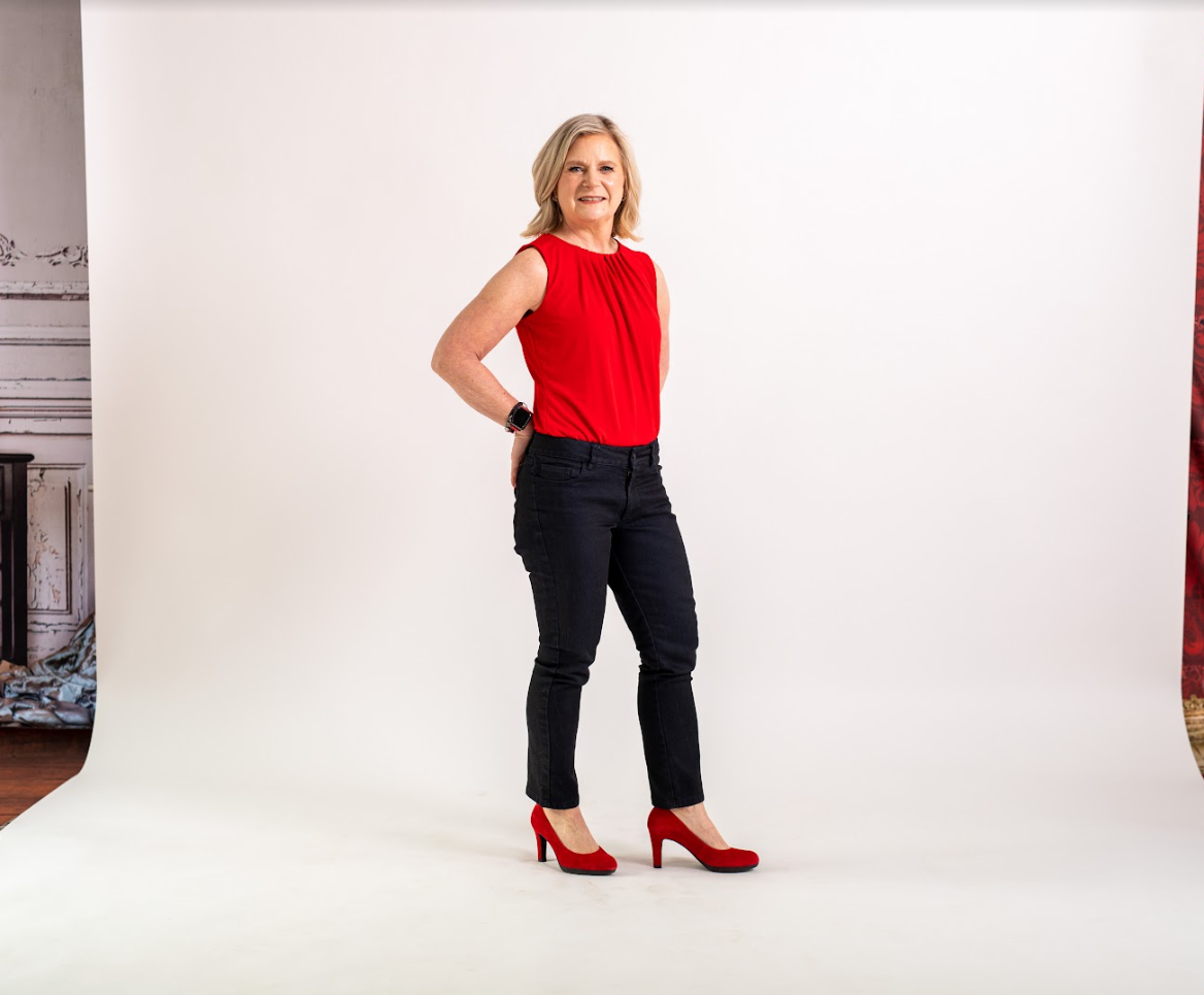 Sue is 4'9: and wearing a size 2 with a 25-inch inseam.