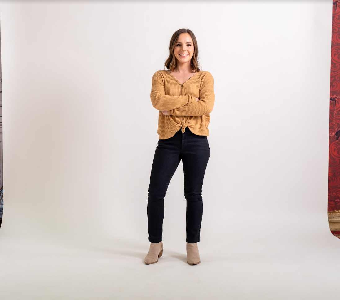 Alexis is4'11 and wears a size 2 with a 26-inch inseam.