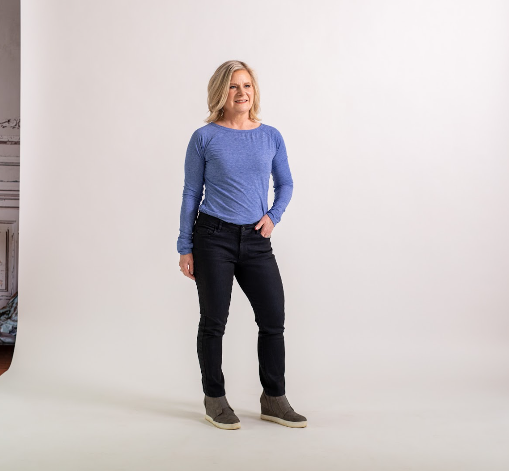 Sue is 4'9: and wearing a size 2 with a 25-inch inseam.